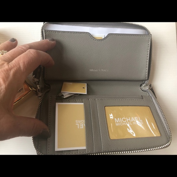 NIB Michael Kors Wristlet - Picture 3 of 5